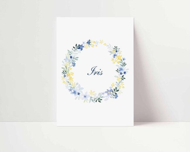 affiche-prenom-couronne-fleurs-bleues-jaunes-a-personnaliser (3)