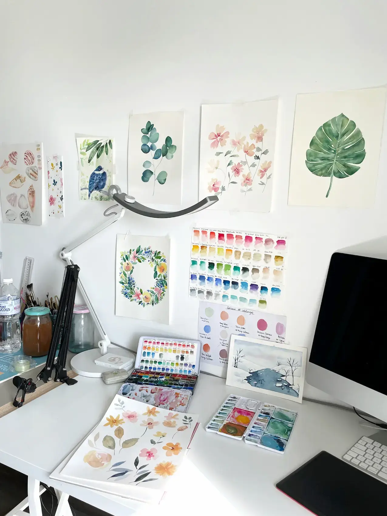 rangement-aquarelle bureau bonjour couleurs affiches et lampe