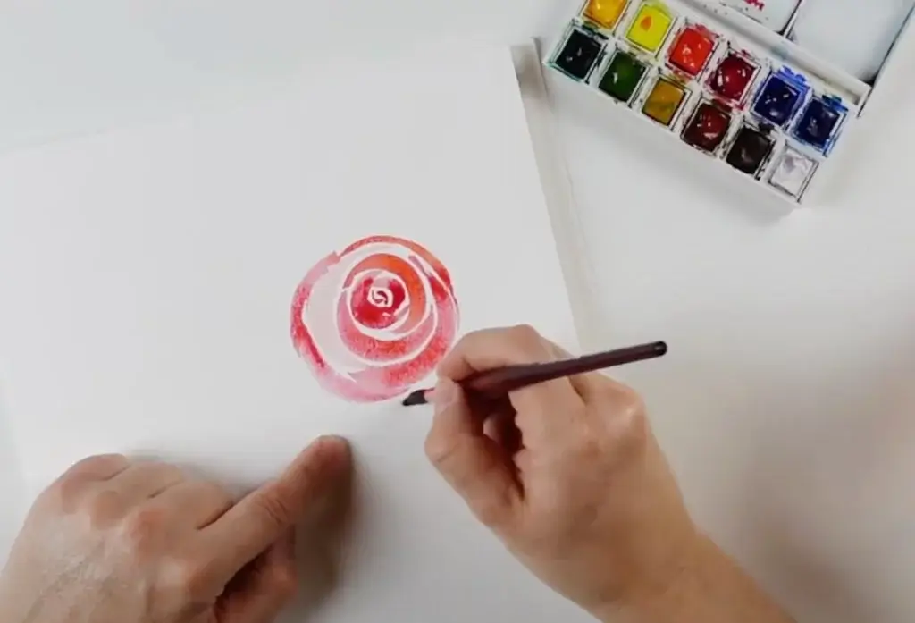 Peindre les pétales de la rose à l'aquarelle